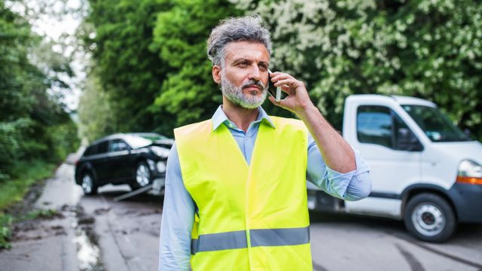 cosas que debes tener en tu coche para senalizar un accidente o averia en carretera