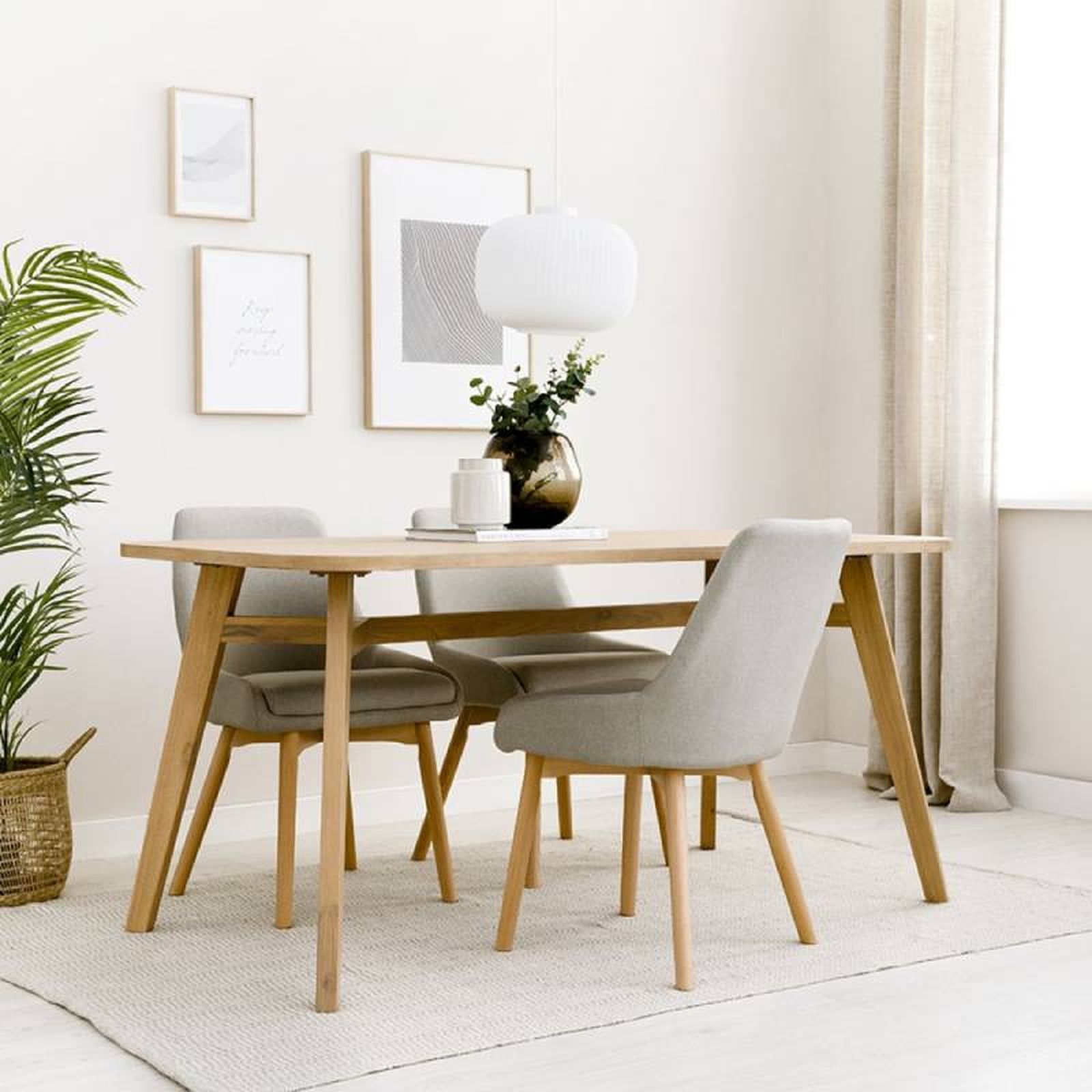 Comedor pequeño con mesa rectangular de madera.