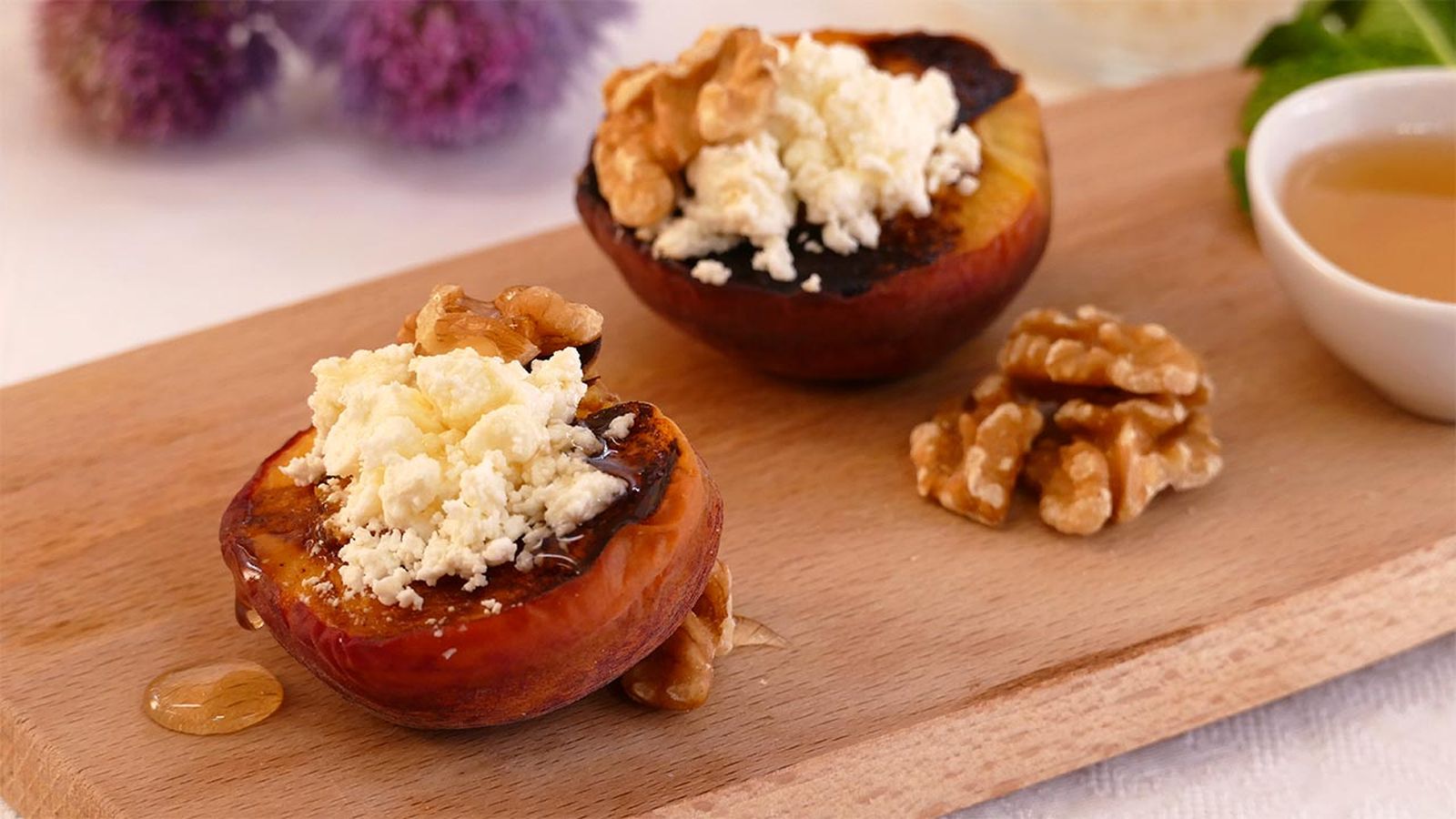 Receta de melocotón a la plancha con queso fresco, nueces y miel