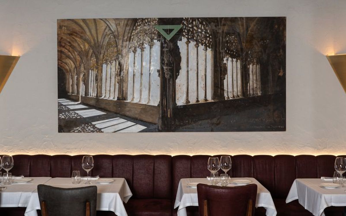 Varra cuenta con una zona de barra y otra, de restaurante gastronómico