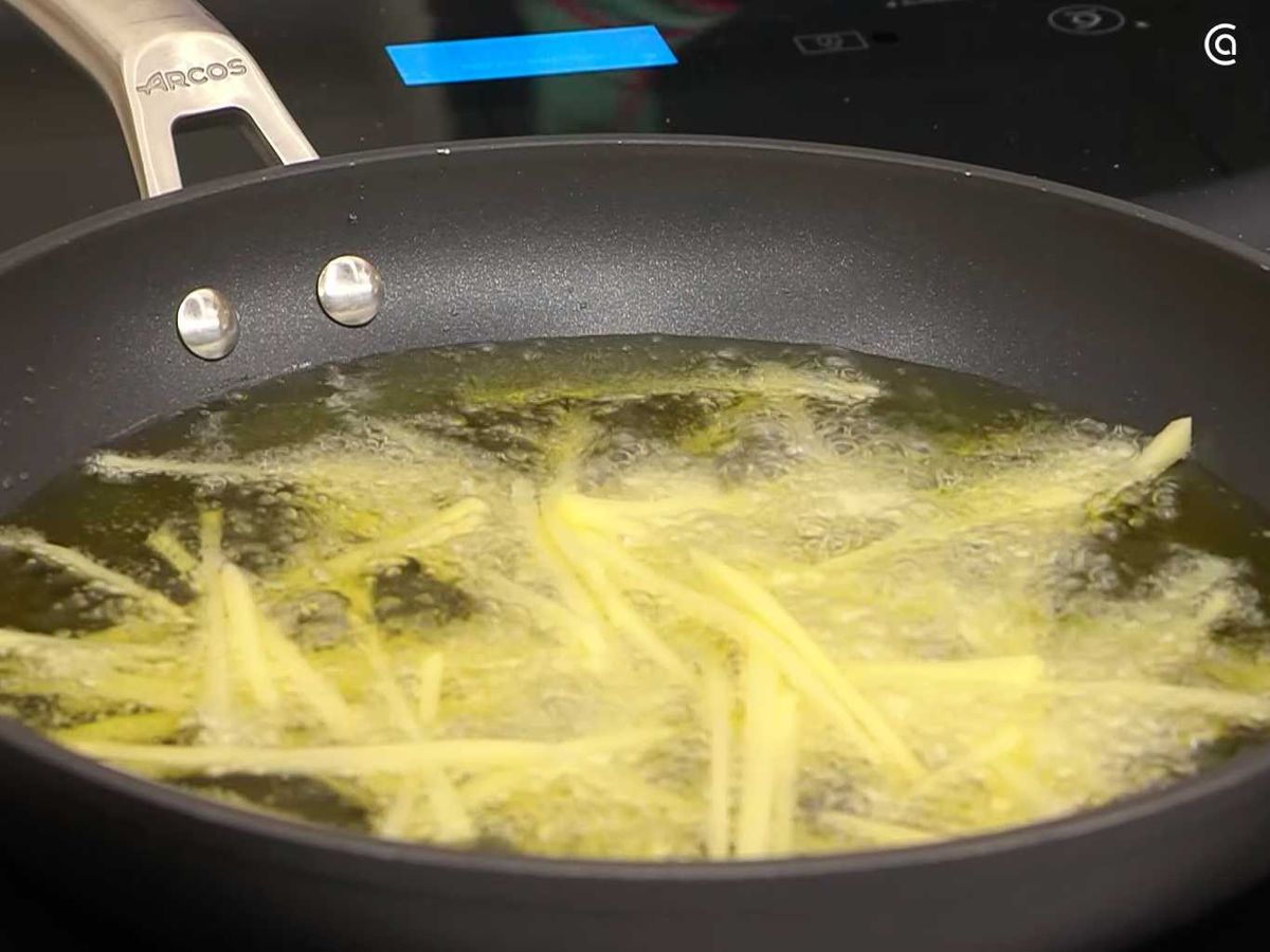 Fríe las patatas paja