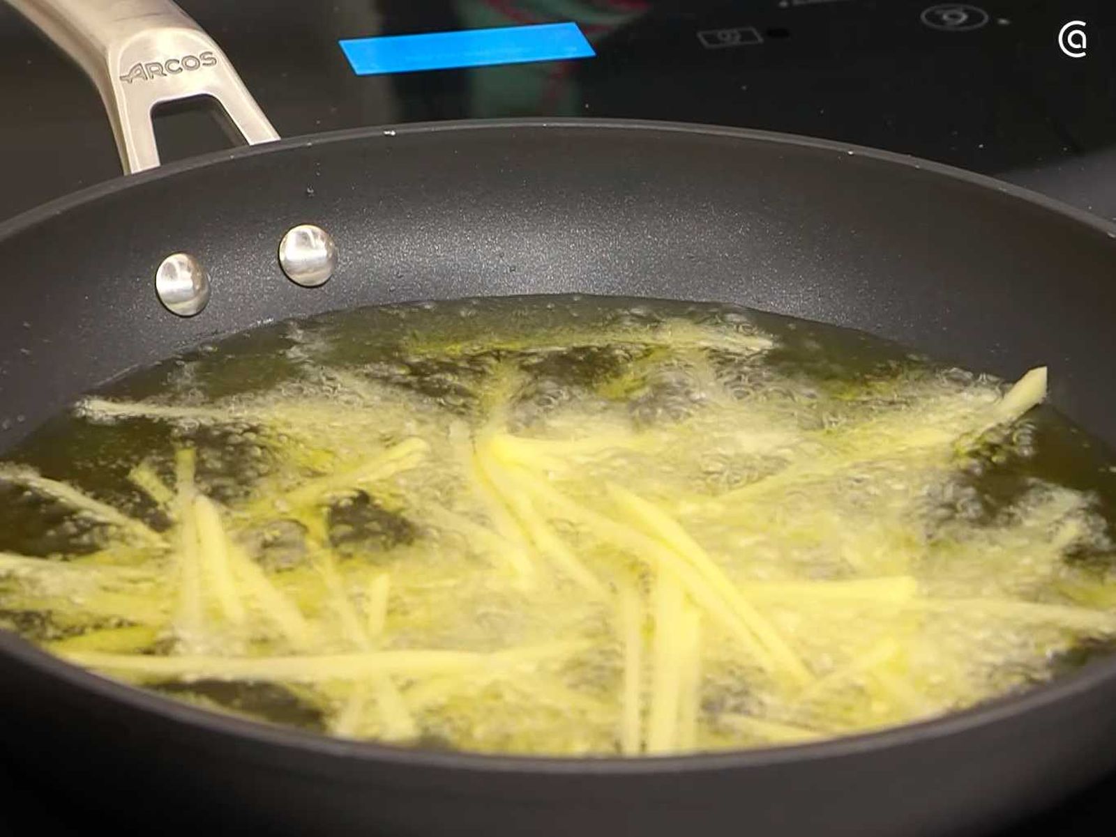 Fríe las patatas paja