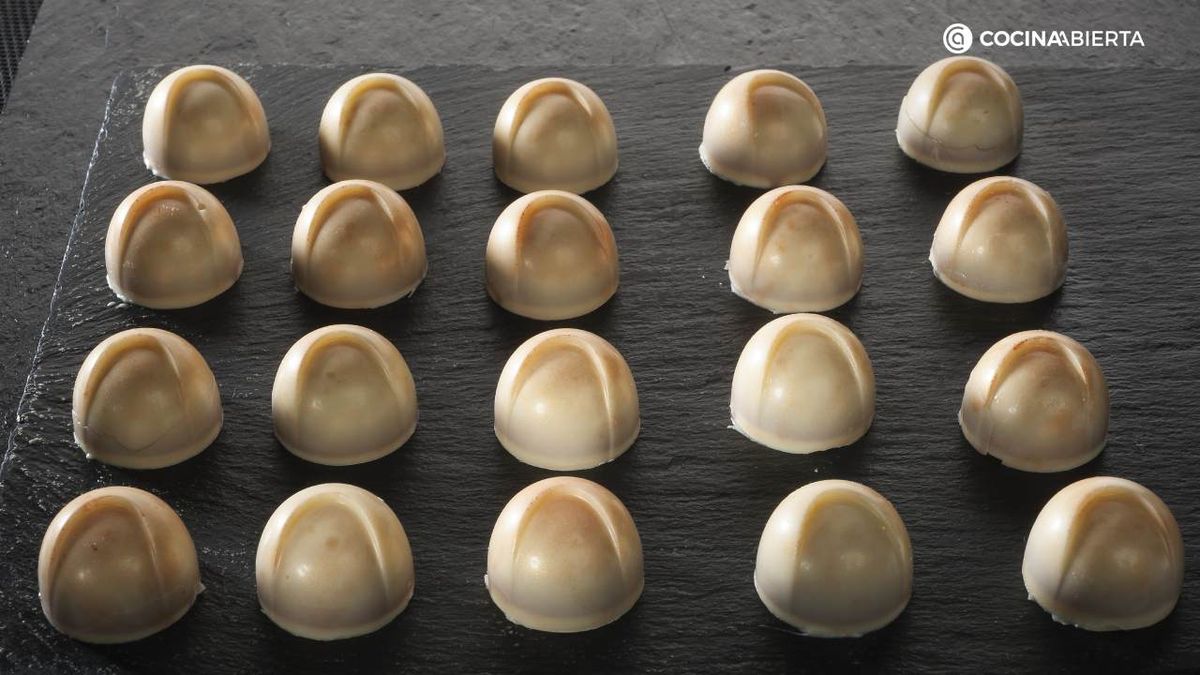Joseba Arguiñano te da el paso a paso para hacer bombones de chocolate blanco y maracuyá
