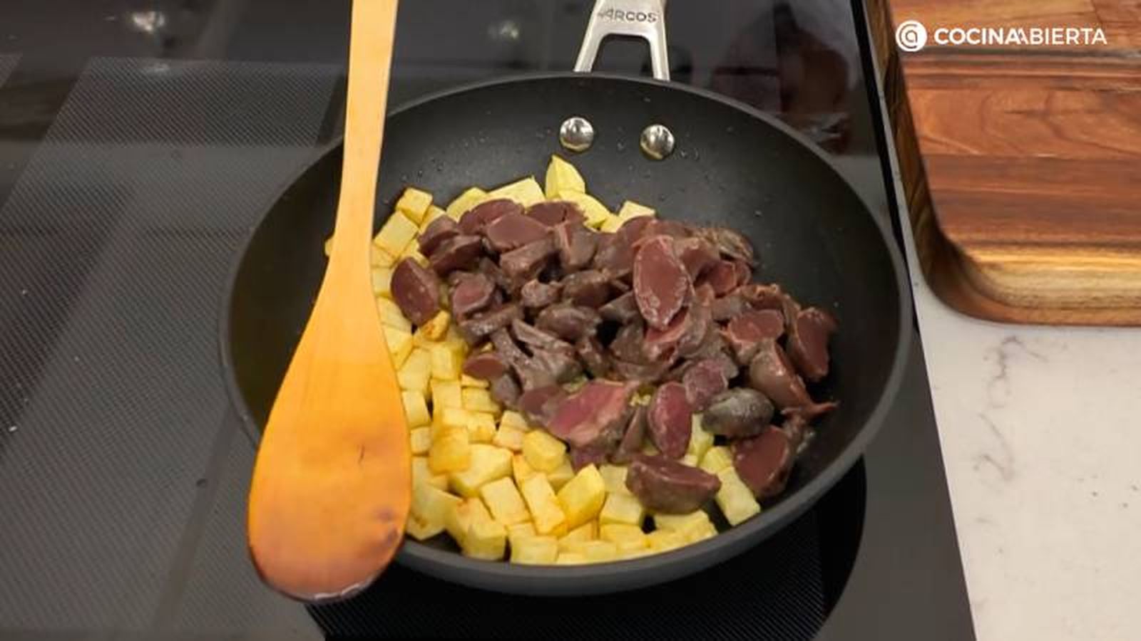 Fríe las patatas y las mollejas de pato en la sartén