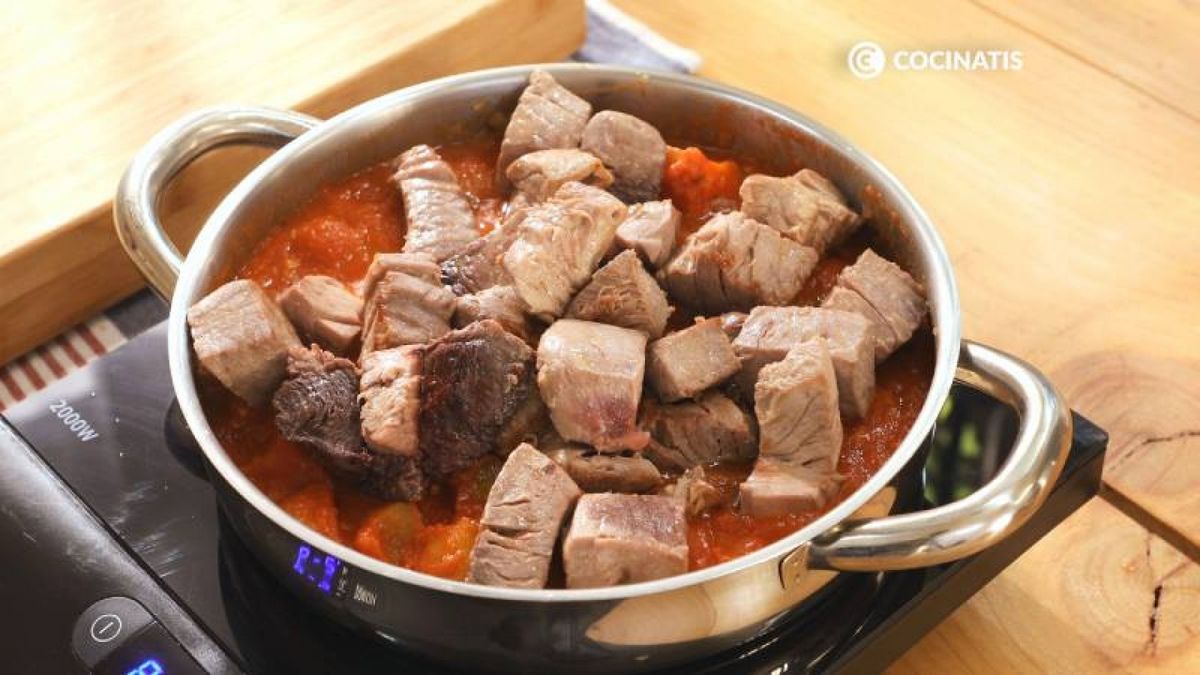 Añade el bonito a la cazuela y cocina un par de minutos