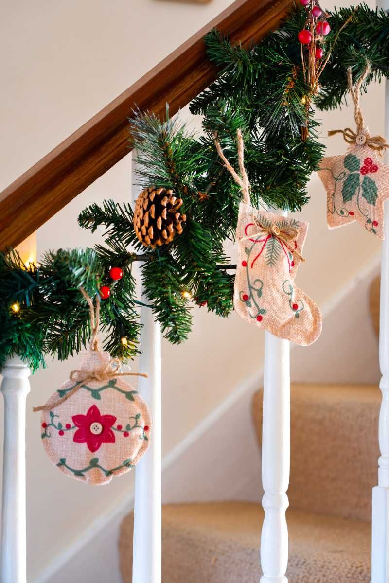 Escalera interior decorada con guirnalda y bota de Navidad.
