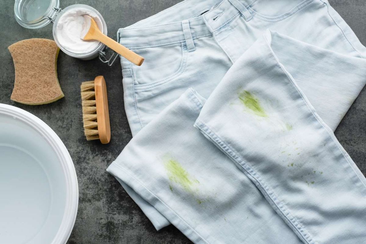 Pantalón vaquero con mancha de hierba o verdín