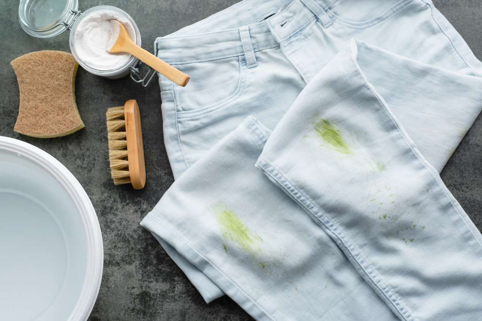 Pantalón vaquero con mancha de hierba o verdín