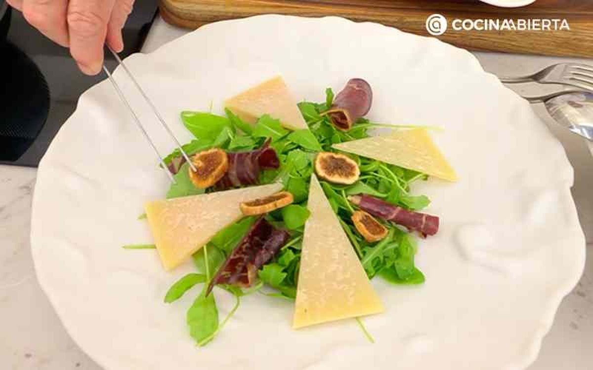 Añade el queso a la ensalada