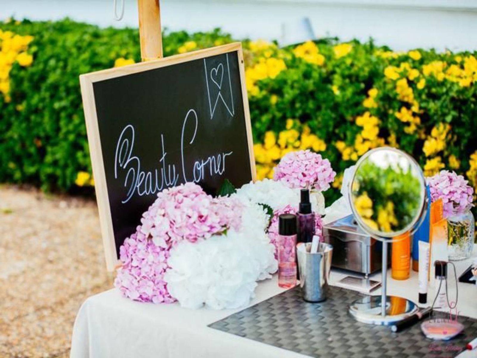 Un beauty corner sencillo para disfrutar del buen tiempo rodeado de flores.