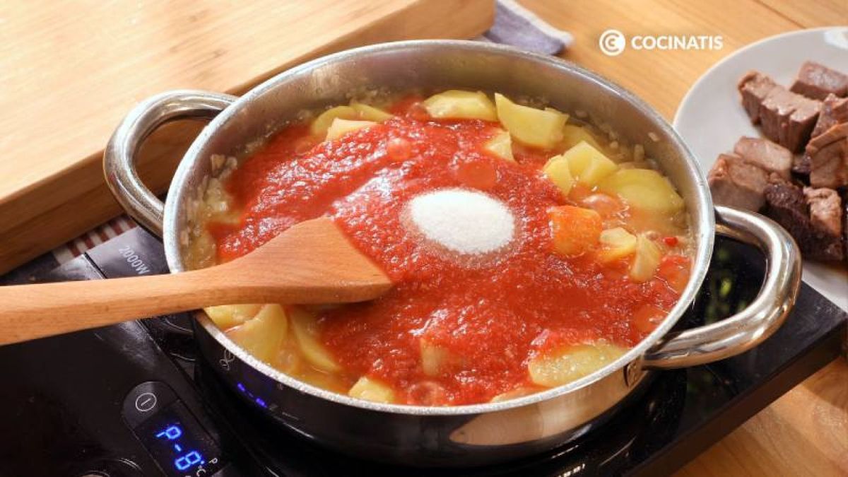 Agrega el tomate triturado y el azúcar, cocina a fuego suave 20 minutos