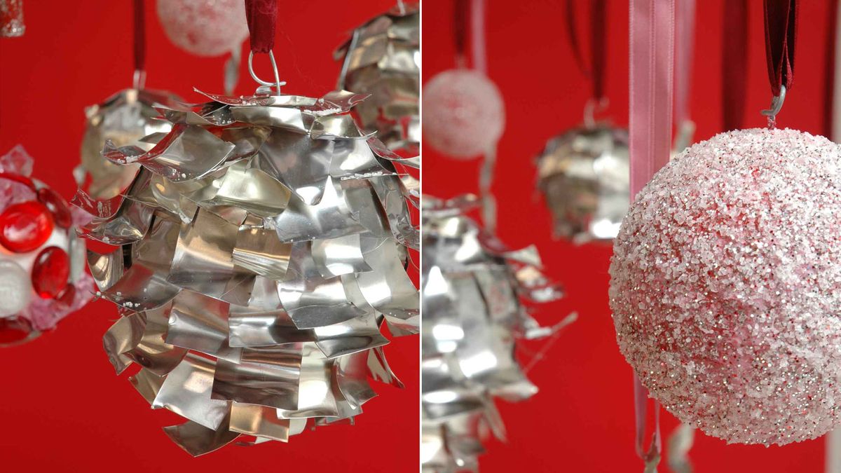 Bolas y cintas de estaño para decorar el árbol de Navidad