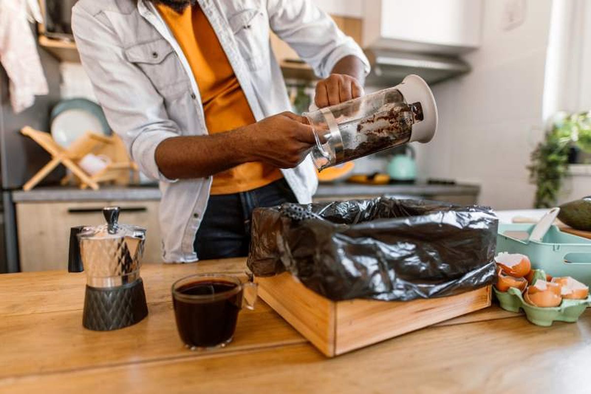 Hombre haciendo compost con posos de café