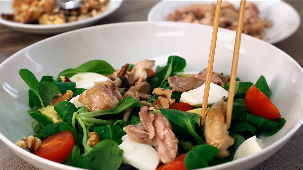 Receta de carne de conejo confitada con frutos secos en ensalada   Paso 6