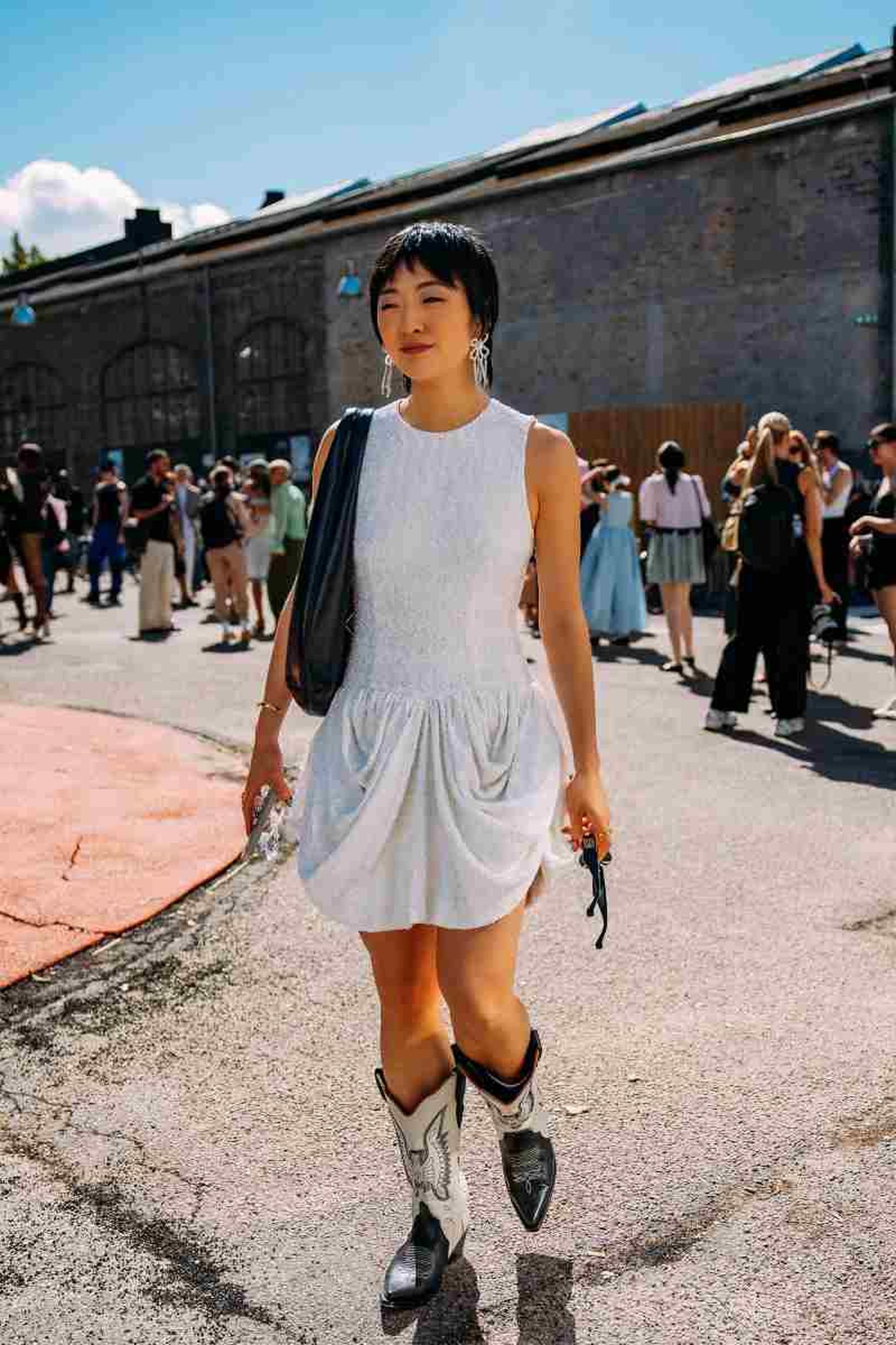 Vestido corto con bota tipo cowboy