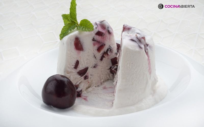 Semifrío de cerezas, un refrescante postre de Karlos Arguiñano