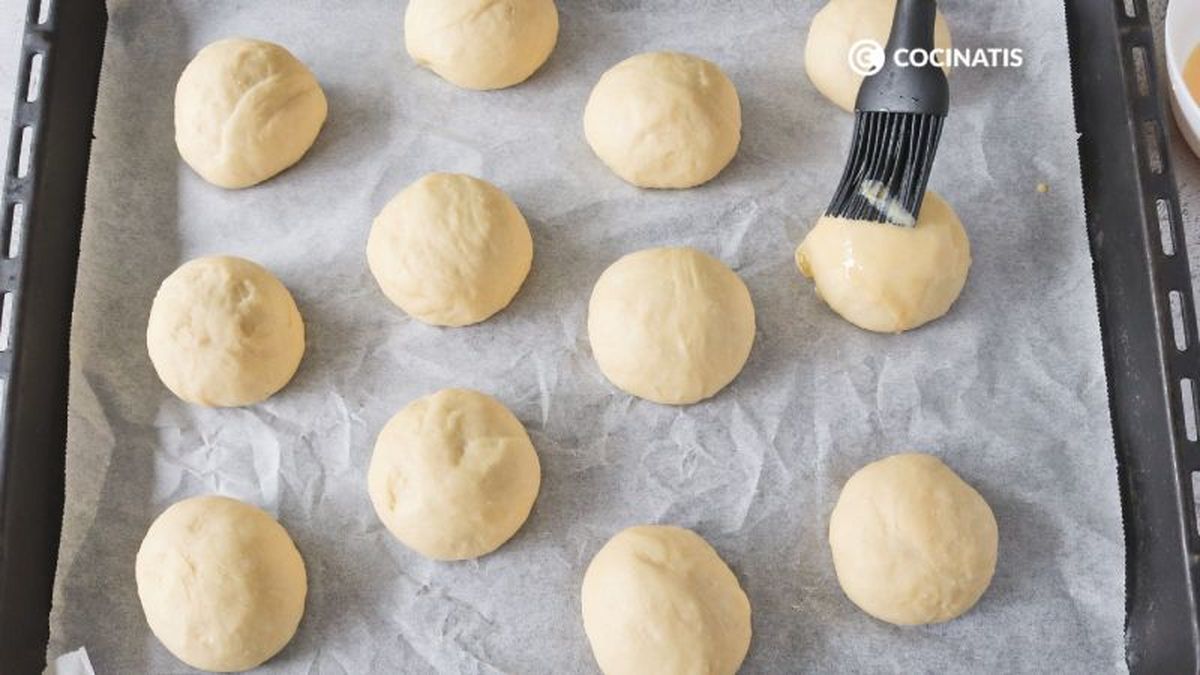 Pintamos los bollitos con huevo batido