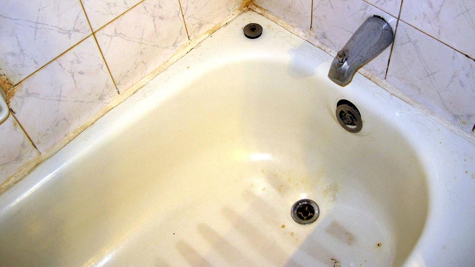 como limpiar banera jacuzzi amarilla para que quede blanca trucos