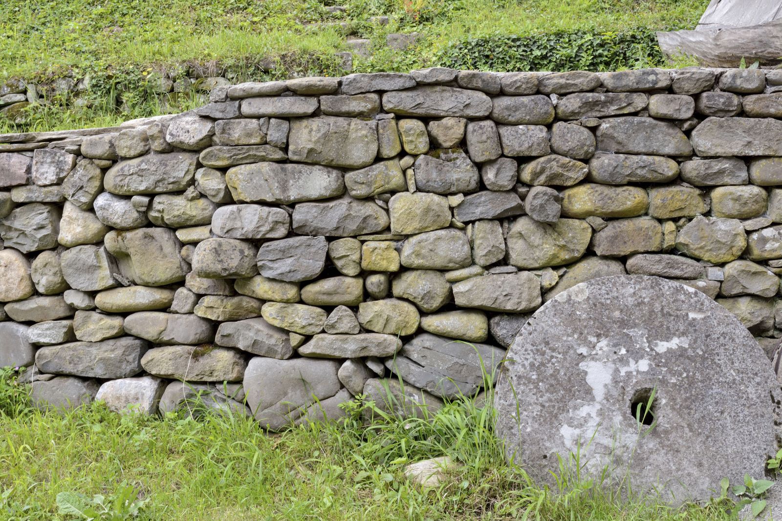 Muro de piedra seca para el jardín