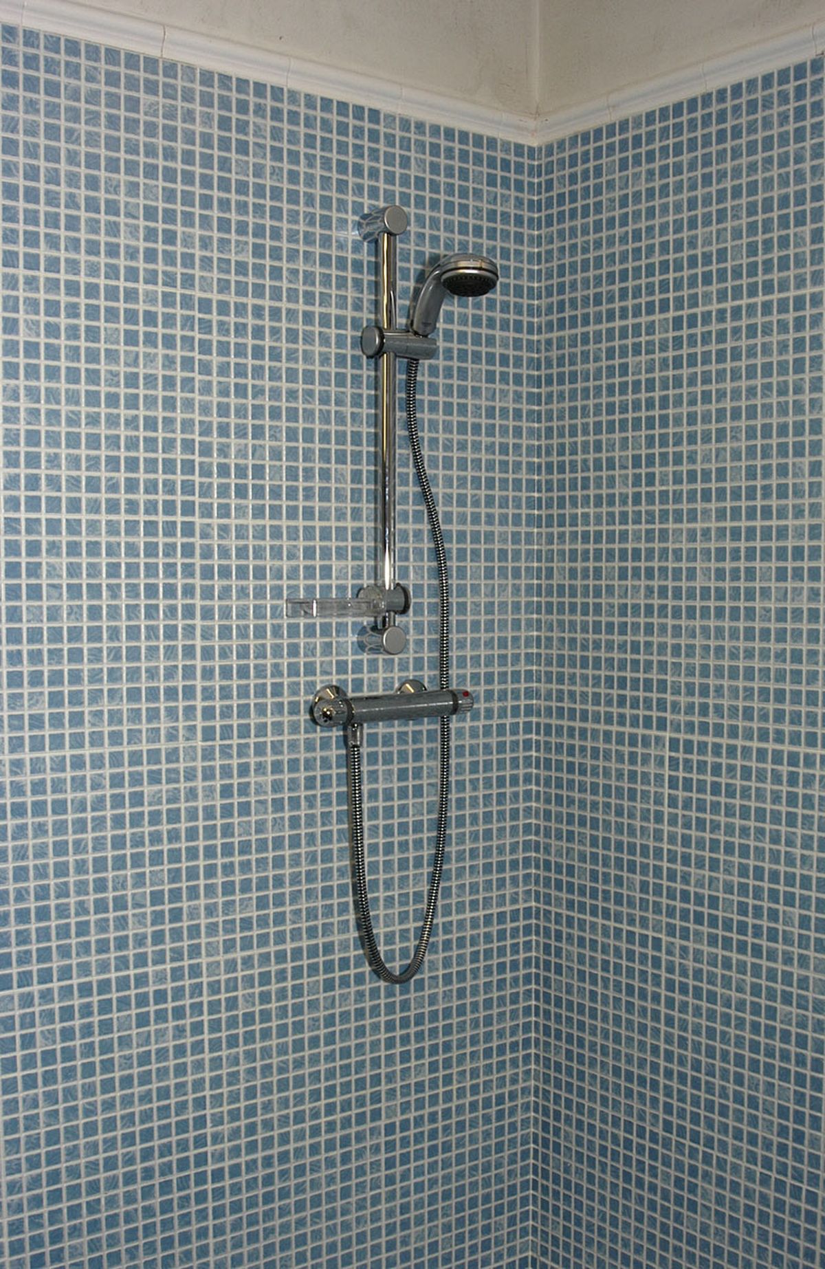 Instalar grifería en el plato de ducha