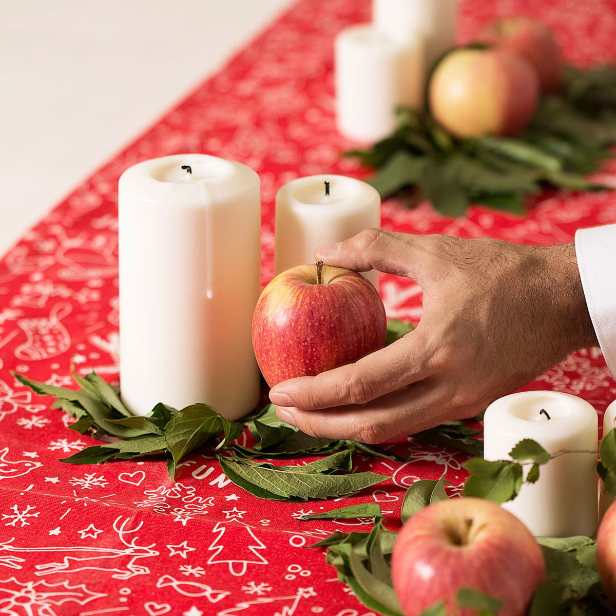 Decorar mesa navideña nórdica en blanco y rojo paso 2