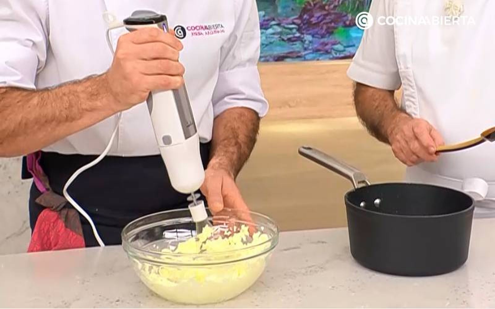 Haz el almíbar y prepara la crema de mantequilla