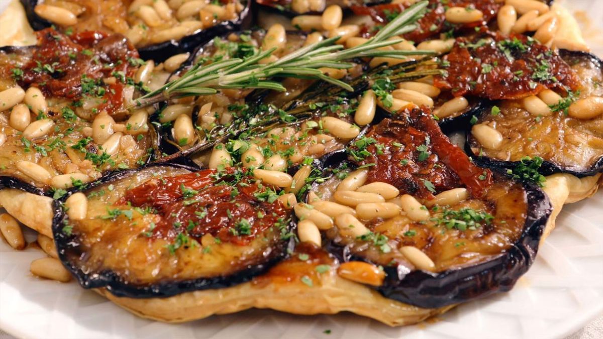 Disfruta de esta tarta tatin de berenjena y piñones, un plato atractivo y lleno de sabor