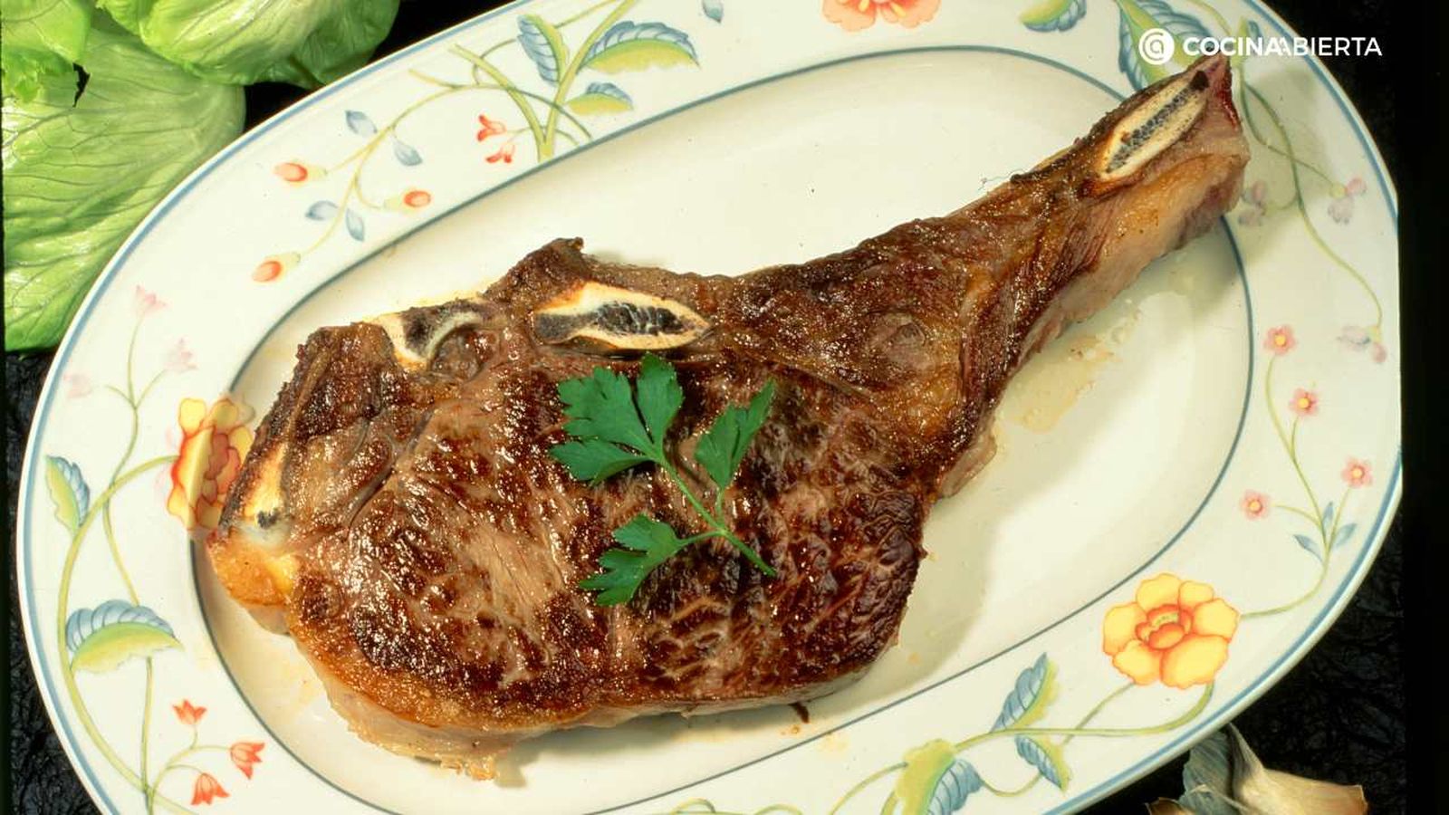 La chuleta a la parrilla es de esos platos sencillos que son perfectos para cualquier ocasión