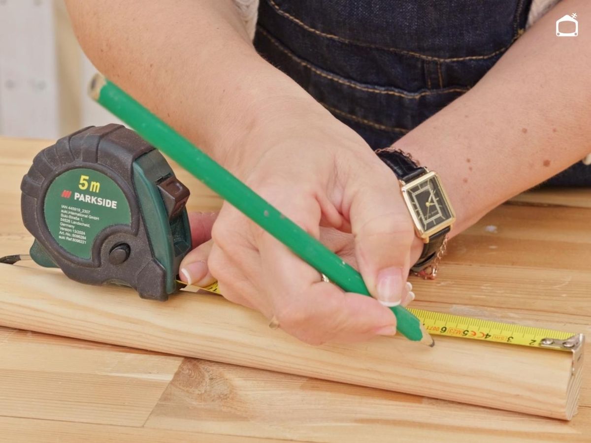 Primer paso para hacer bloques de madera para niños.