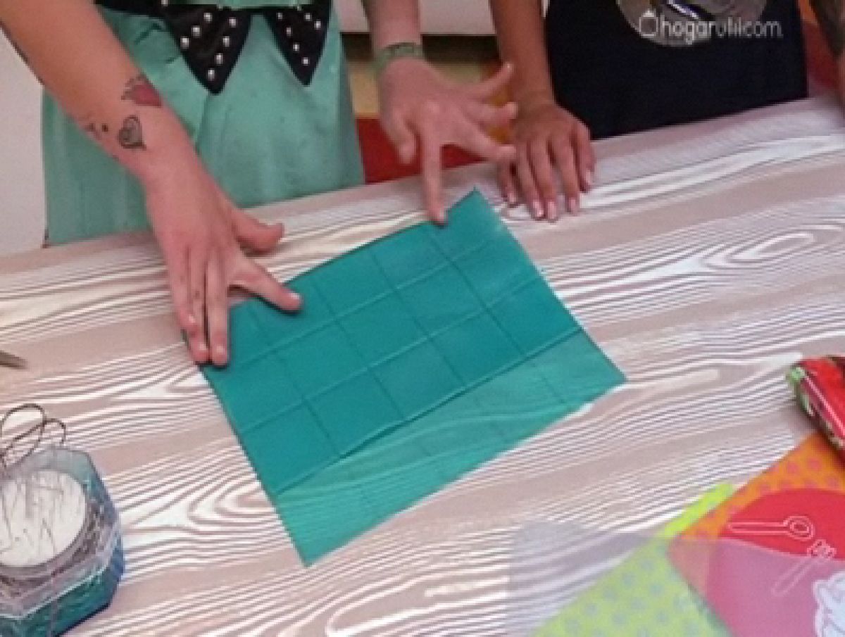 Cartera de mano con plumas p1