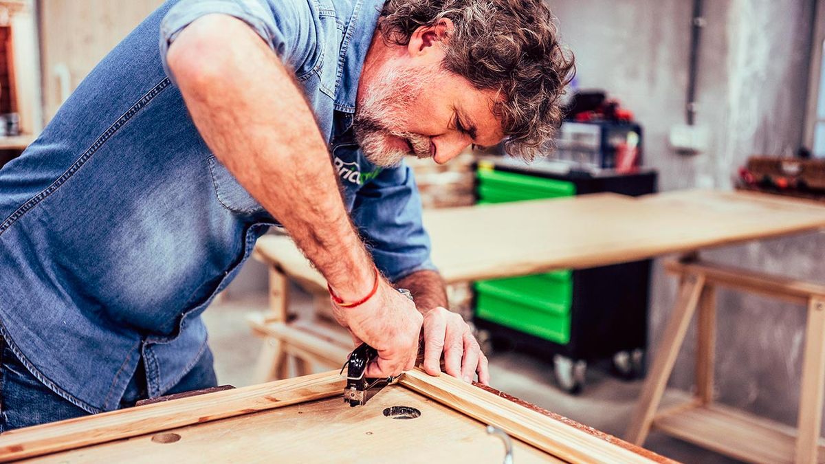 Decorar la pared con molduras de cuarterones paso 2