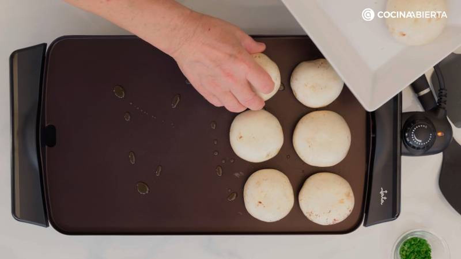 Cocina los champiñones enteros y los huecos de codorniz a la plancha