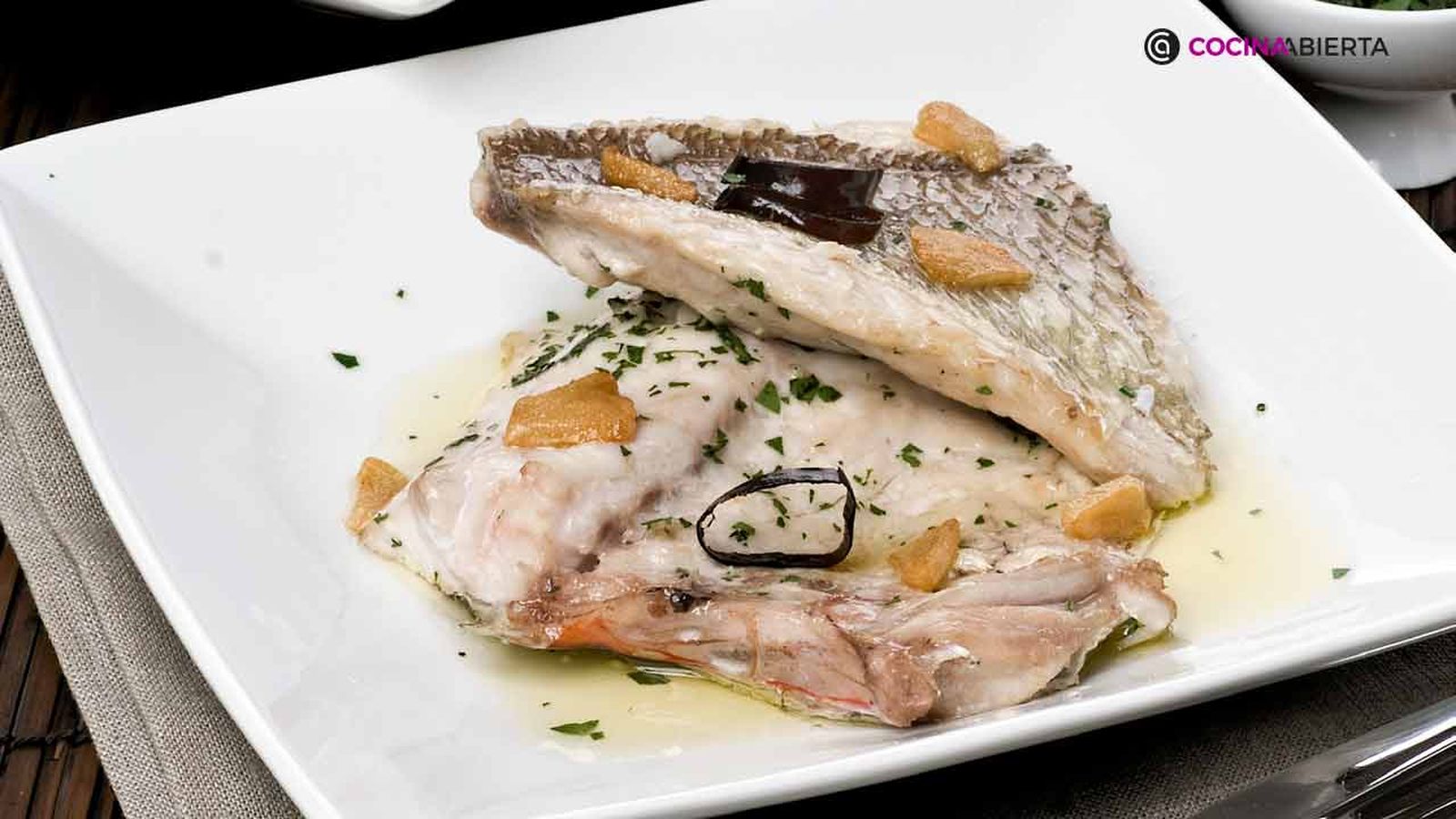 El besugo al horno es un sencillo plato perfecto para celebraciones especiales