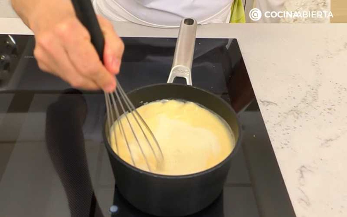 Mezcla la crema pastelera