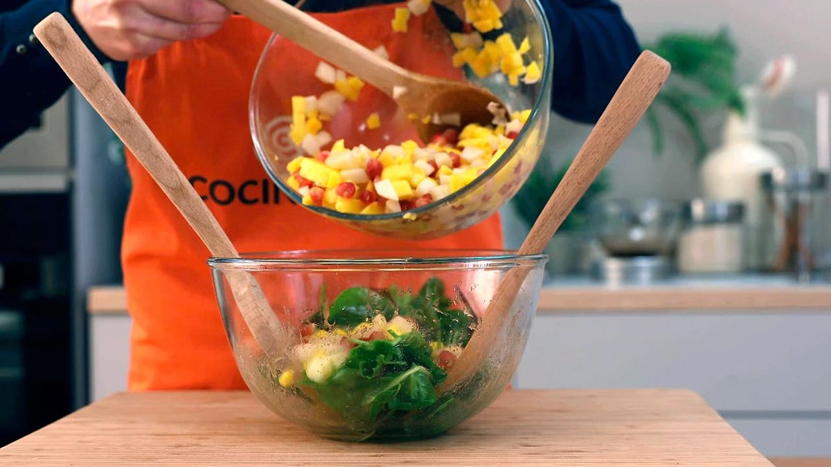 Receta de ensalada de jamón de pato y frutas  paso 5