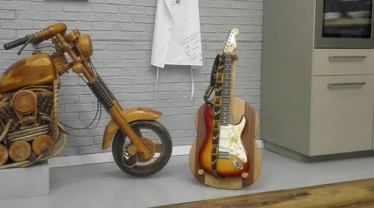 Cómo hacer un soporte de madera para la guitarra