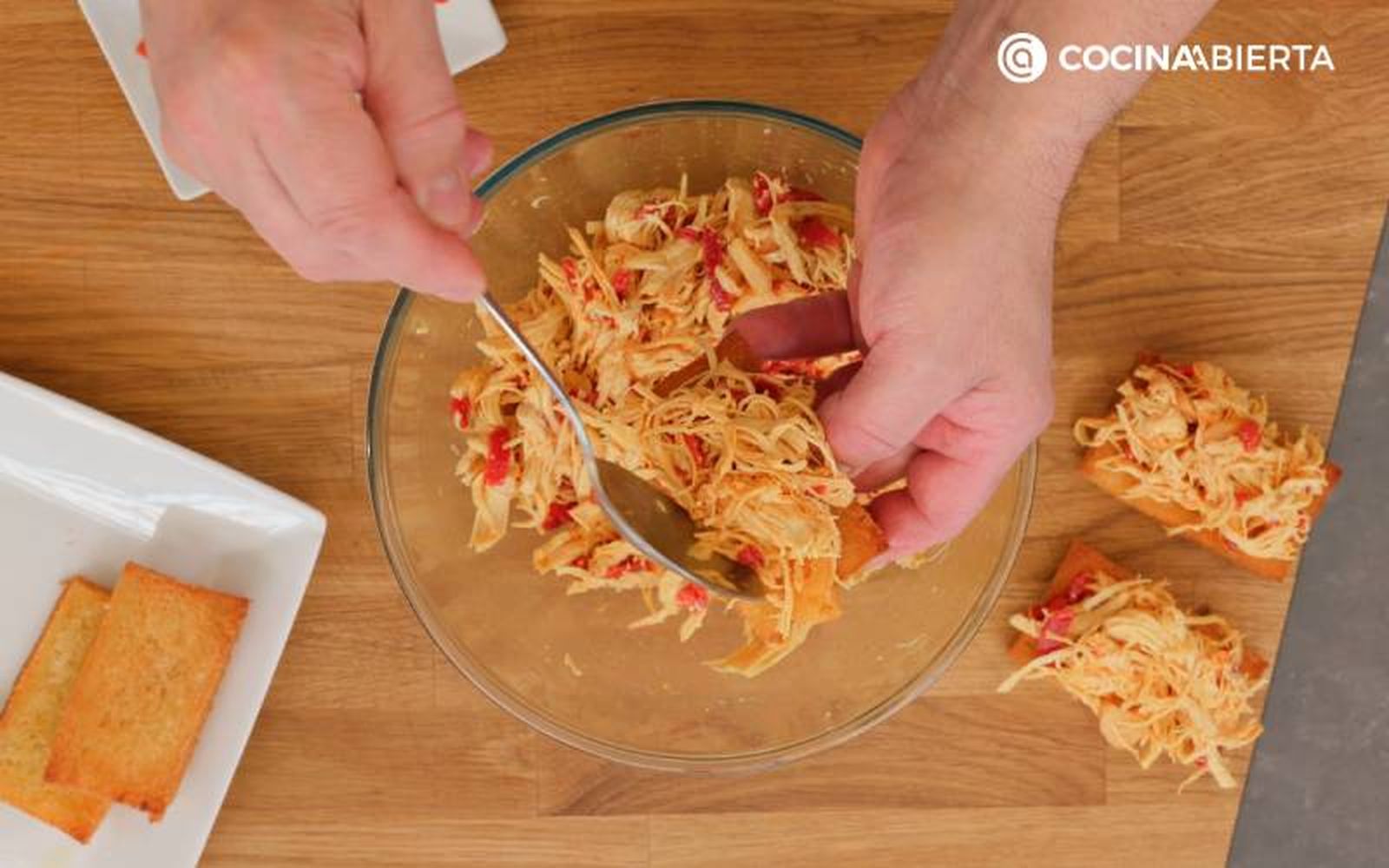 Prepara las tostaditas de pollo con pimientos