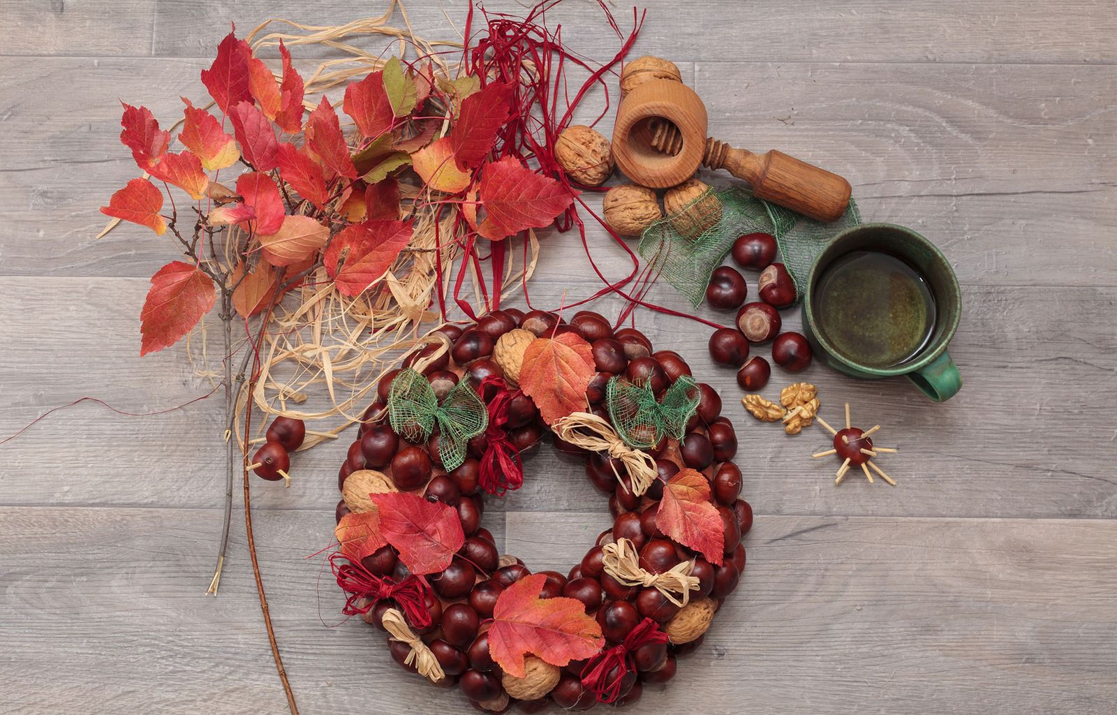 Corona de Navidad con castañas y nueces.