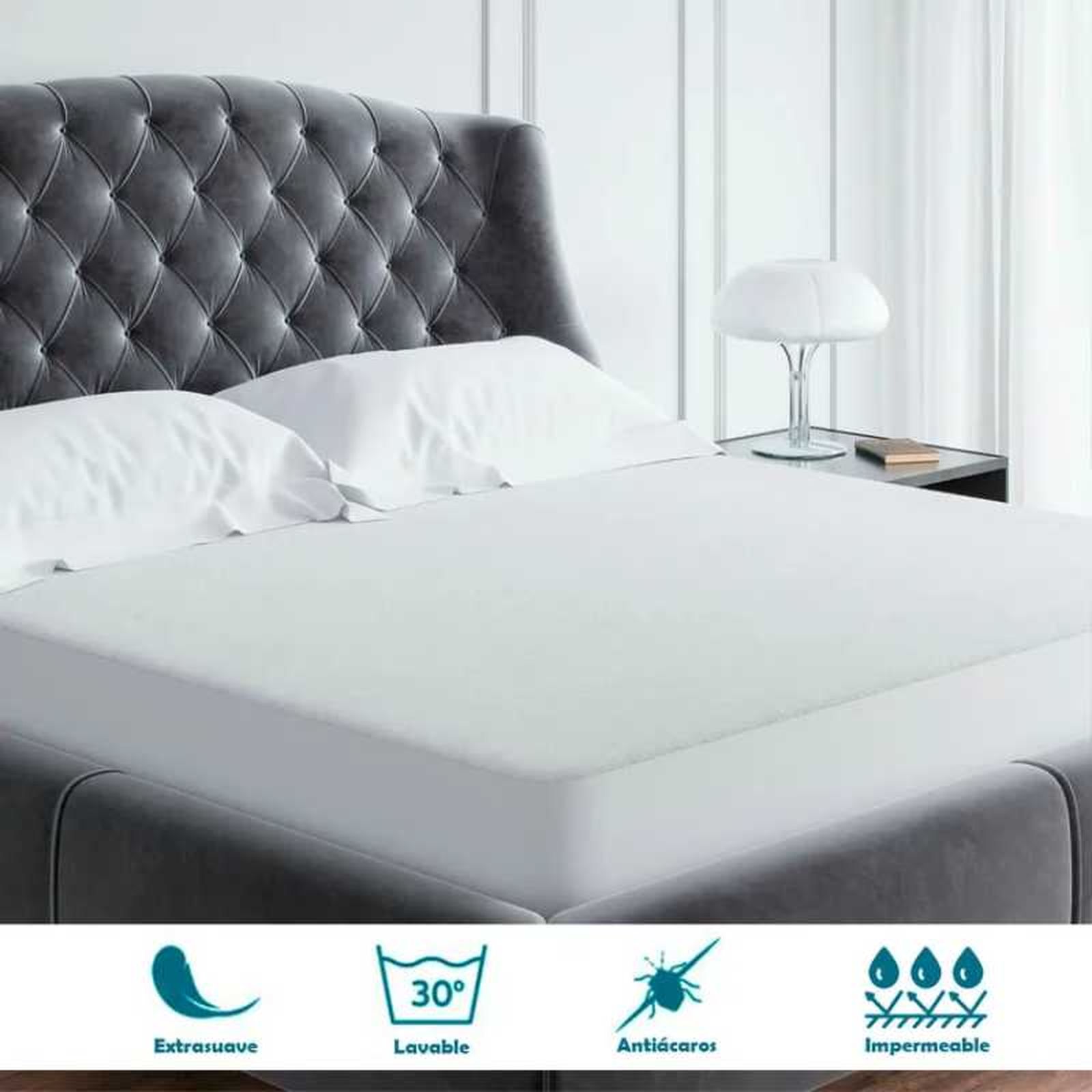 Cama con protector de colchón antiácaros.