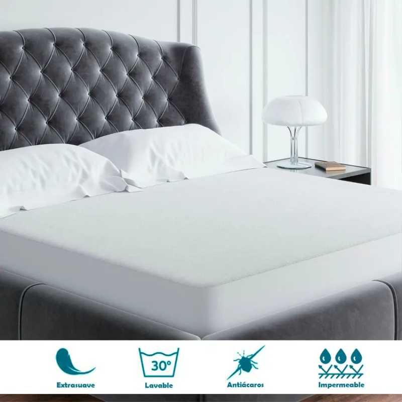 Cama con protector de colchón antiácaros.
