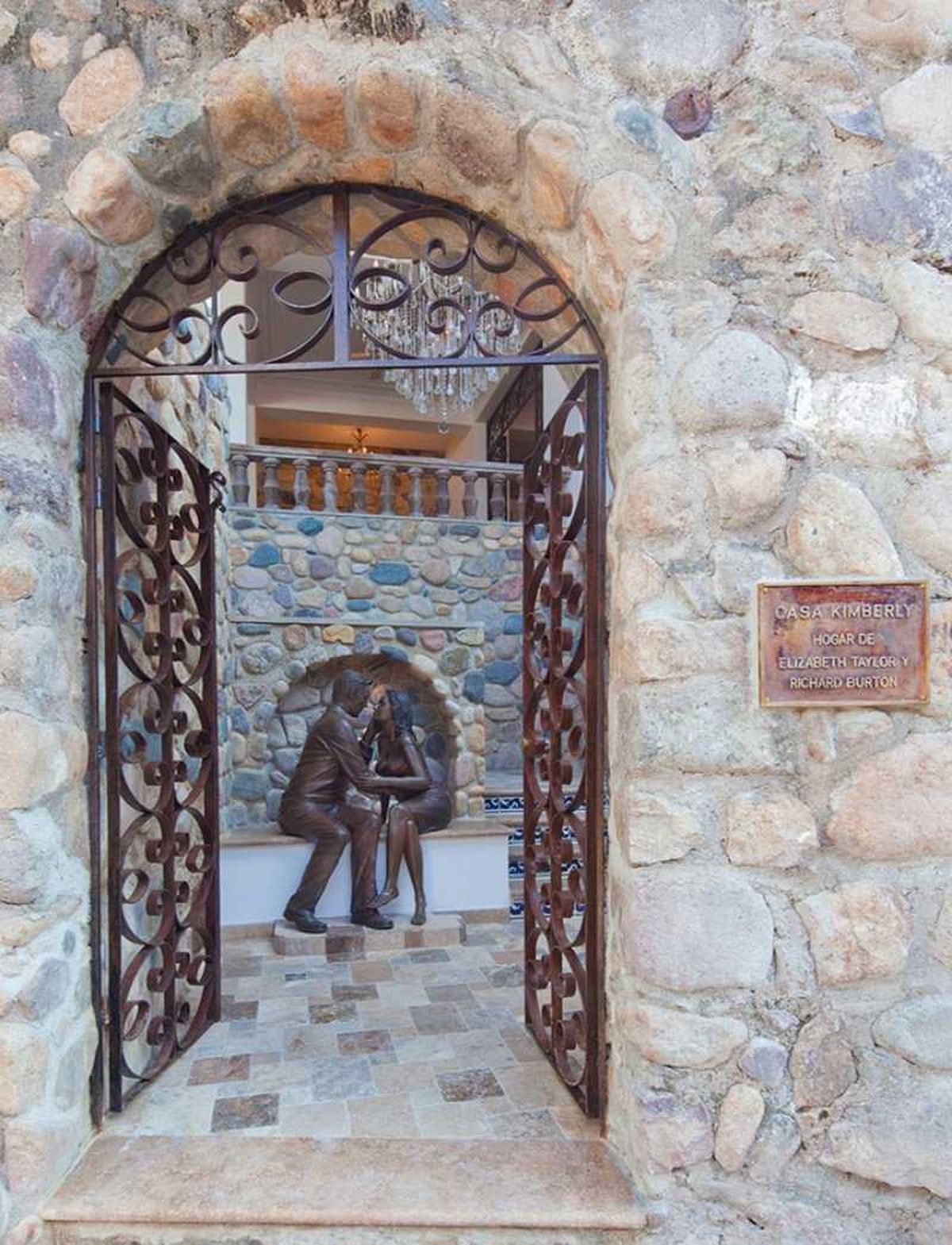 Estatua de bronce de Elizabeth Taylor y Richard Burton en la entrada de la Casa Kimberly
