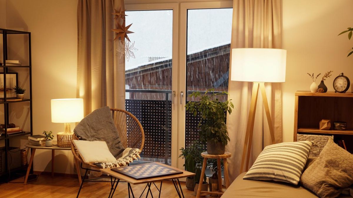 Salón acogedor con cortinas gruesas.