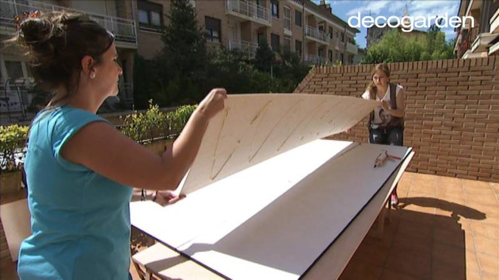 Unir las piezas para crear el frontón de la terraza.