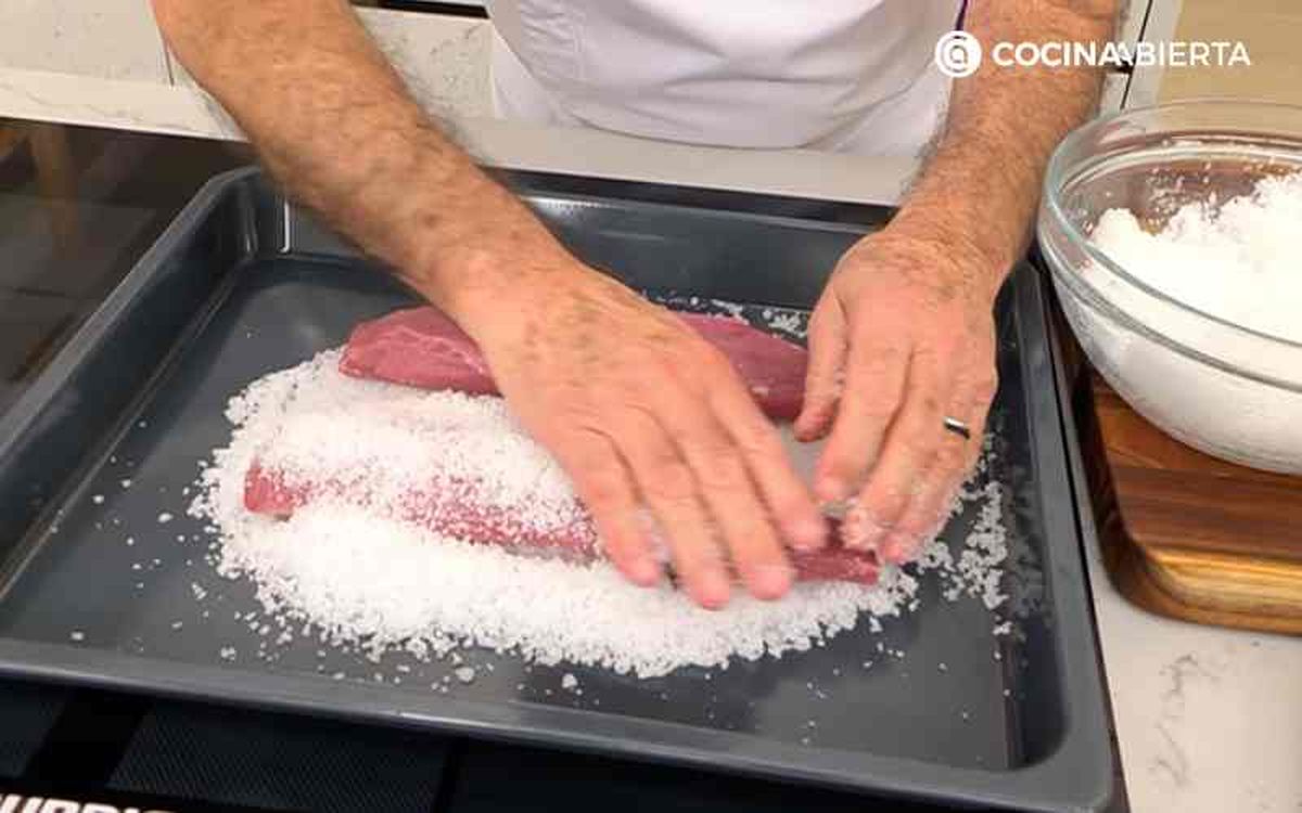Cubre los solomillos con sal gruesa