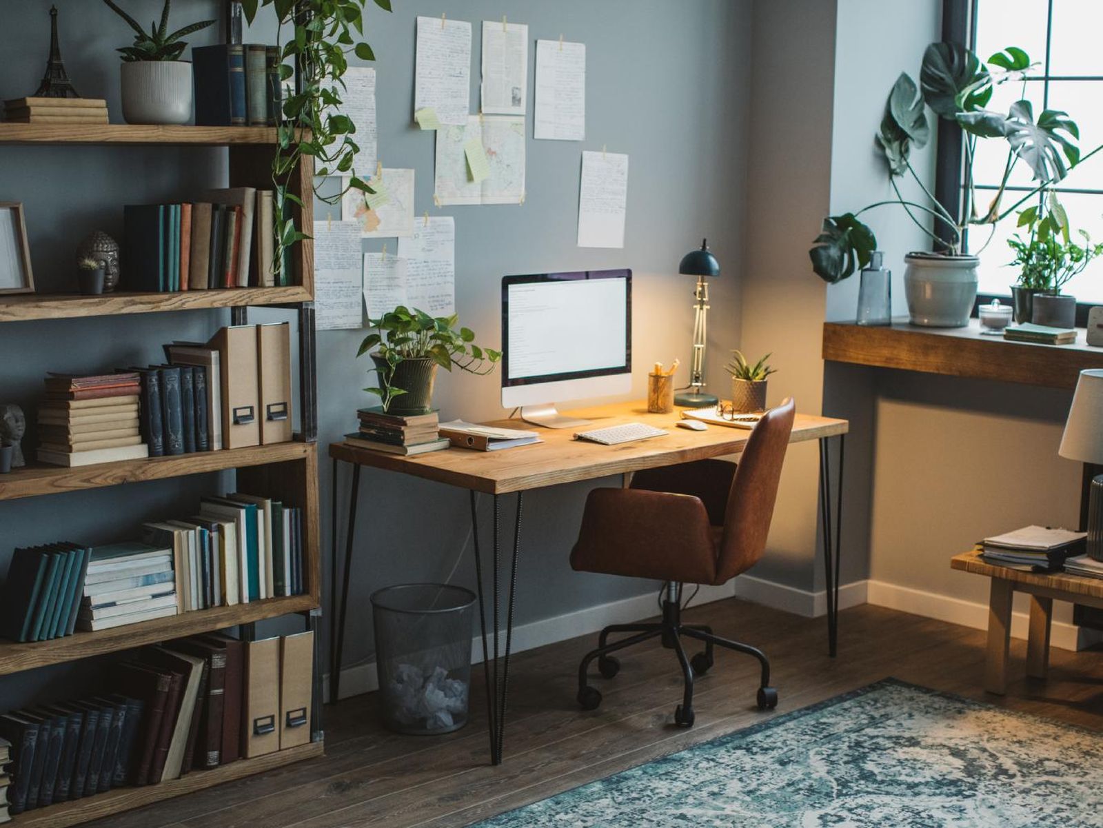 Oficina en casa decorada con plantas.