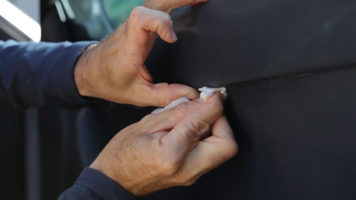 Cómo pegar el tapizado del coche paso 4