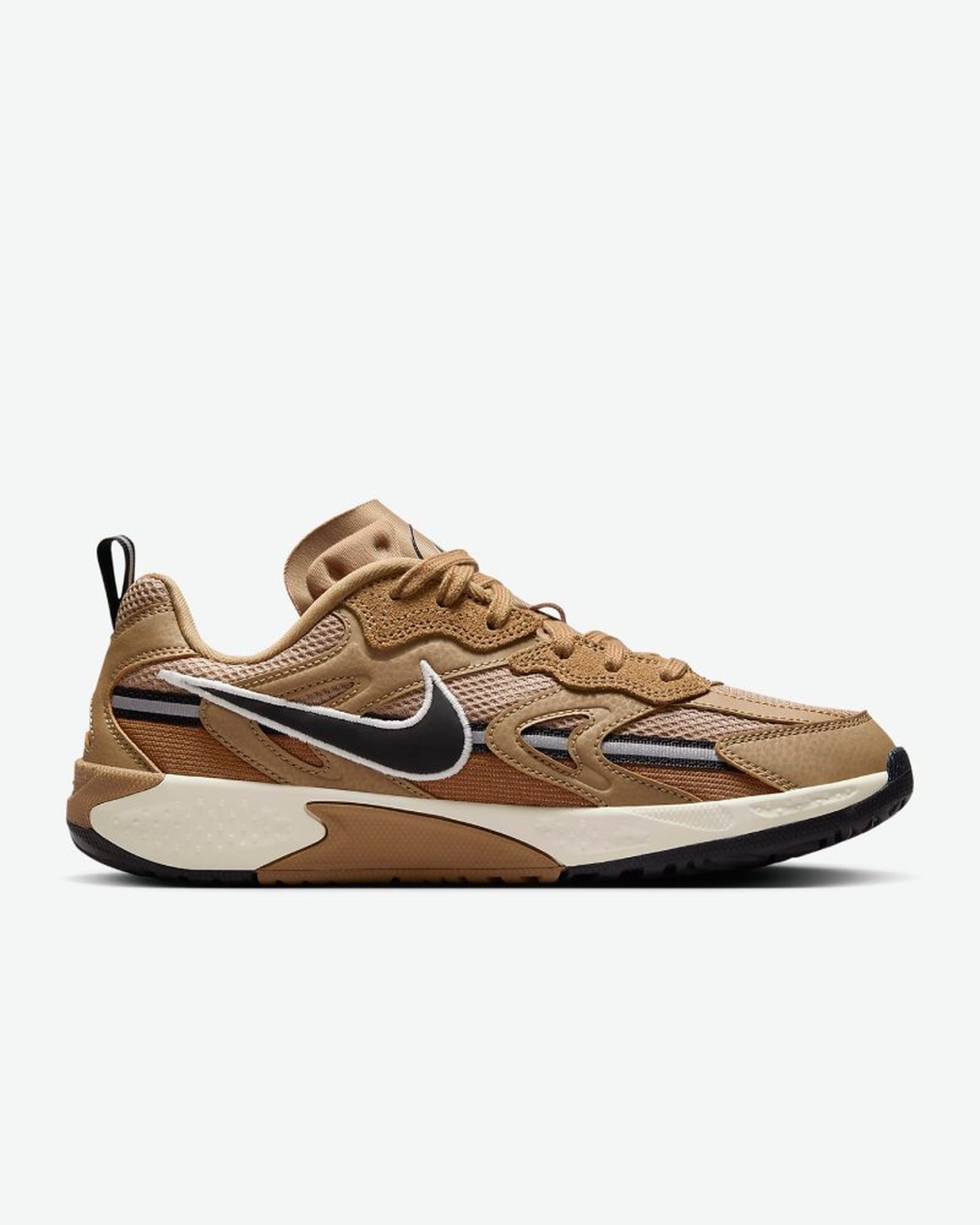 Zapatilla Nike JAM en color Dark Driftwood/Hemp/Sail/Negro
