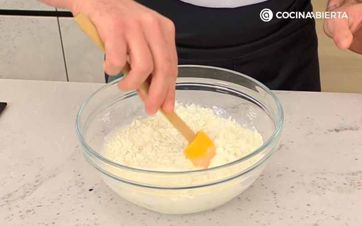 Mezcla los ingredientes para la focaccia dulce