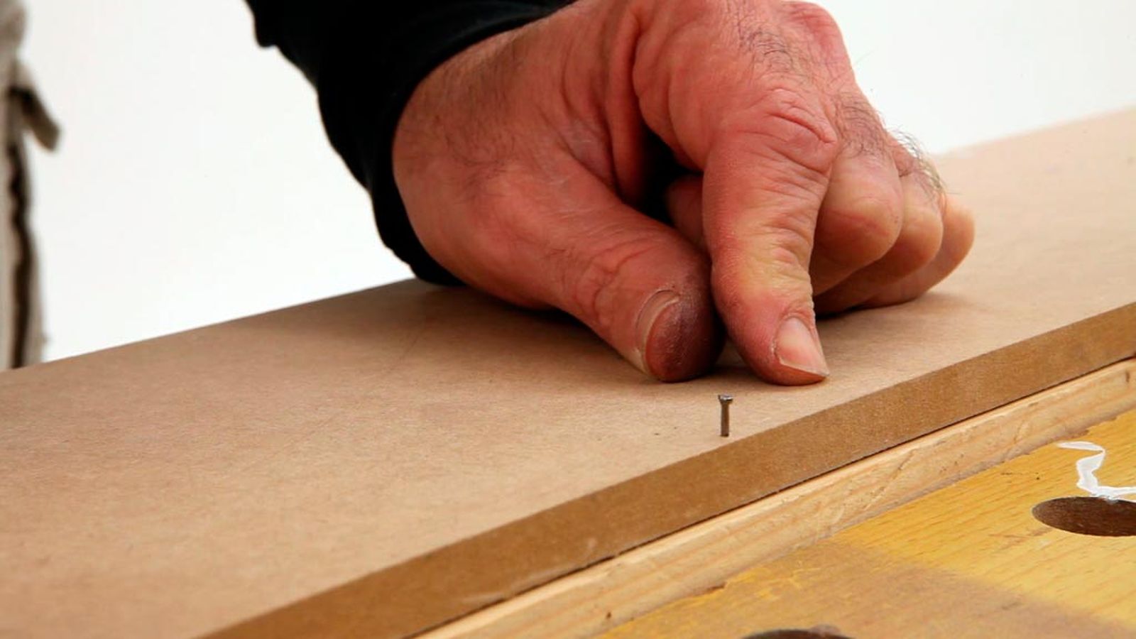 Embutir clavos en madera