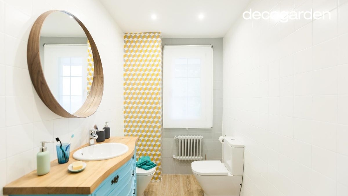 Reforma completa de Decogarden de un cuarto de baño antiguo a uno de estilo retro y luminoso.